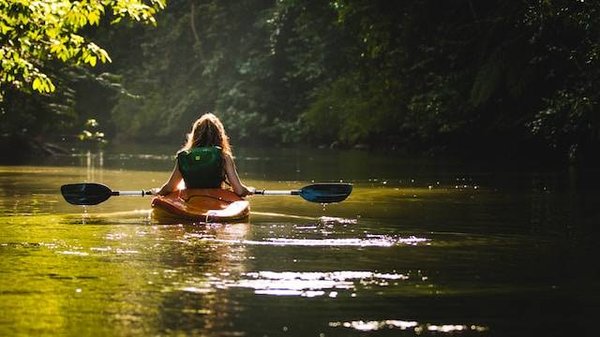 Quels types de cadeaux insolites pourrait plaire à une famille qui aime le canoë en Ardèche?